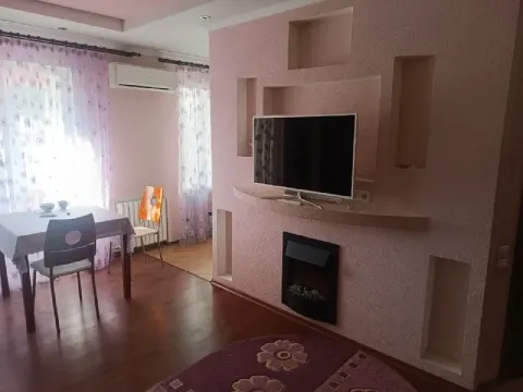 Сдам 2х комнатную квартиру в центре города харцызска. Ул. Октябрьская 90, 5/5эт. С мебелью и необход... - фотография