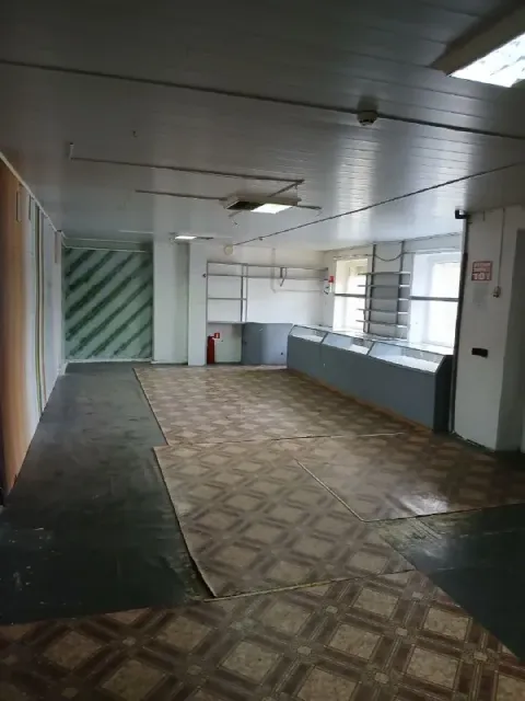 Сдается нежилое помещение 112м2 под магазин. Г. Торез, мкр. 3, д.6. Бывший магазин одежды. Помещение... - фотография