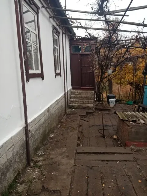 Продаю дом пос нижняя крынка 68кв есть хоз постройки, гараж с смотровой ямой, ванна и туалет в доме,... - фотография