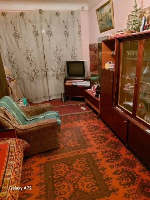 Продам однокомнатную квартиру. Г. Зугрэс. Ул. Калинина д. 22 2эт. 5 эт. Кирпичного дома. Квартира не... - фотография