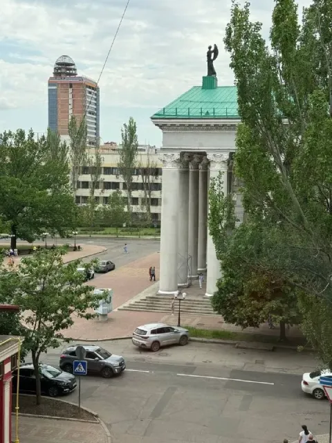 Продается 3х комнатная квартира 🌇донецк, на бульваре пушкина. Прямой вид на драмтеатр. 📌 ✅сталинка ✅... - фотография