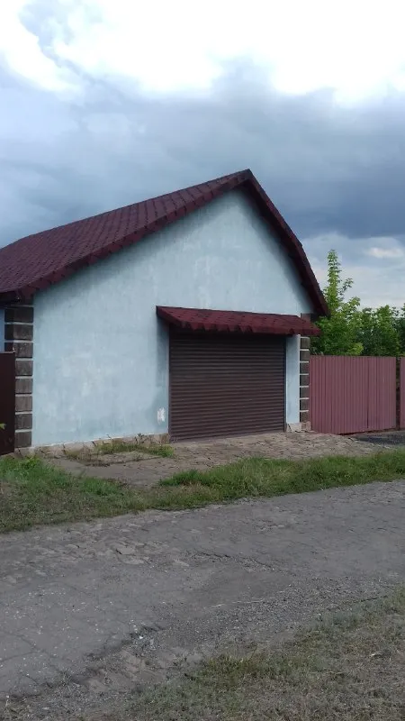 Продам недорого дом на участке 5 сот. Первая улица южного посёлка, г. Зугрэс.
Внешняя отделка полнос... - фотография