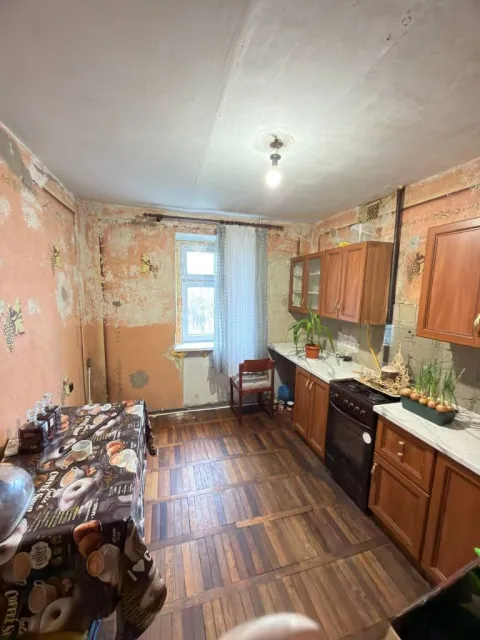 Г. Торез ул. 50лет ссср д. 1. З ех комн. Квартира.   4эт. Жилой 3эт. На 1 этаже. Магазин.     80кв.... - фотография