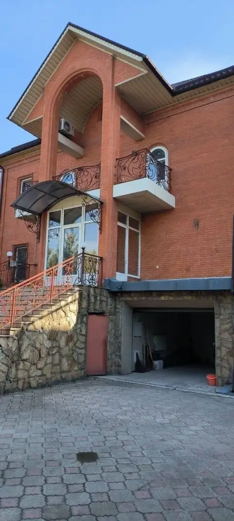 Дом — куйбышевский район, ул. Соловьяненко

Общая площадь — 450 кв. М.

Трёхэтажный дом рядом с гост... - фотография