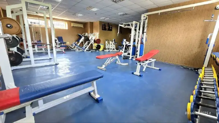 Продается нежилое 2х этажное помещение 400м²
🌇Г. Донецк, петровский район, улица ревякина, "дск", сразу за петровским мостом текстильщик 1 км📍
✅На сегодняшний день, действующий спортивный комплекс с баней, бассейном, бильярдом, зоной отдыха!
✅Можно купить, как уже готовый бизнес, можно под свои цели и амбиции!
👍Отличное место расположения, рядом с остановкой и главной улицей района
Документы готовы к сделке, собственник в городе, долгов нет!
💰Цена: 18 миллионов + торг
📲☎️+ 7949 451 30 60 Александр, топ риелтор днр или пишите в телеграм
Подписаться | дать объявление - фотография - 2