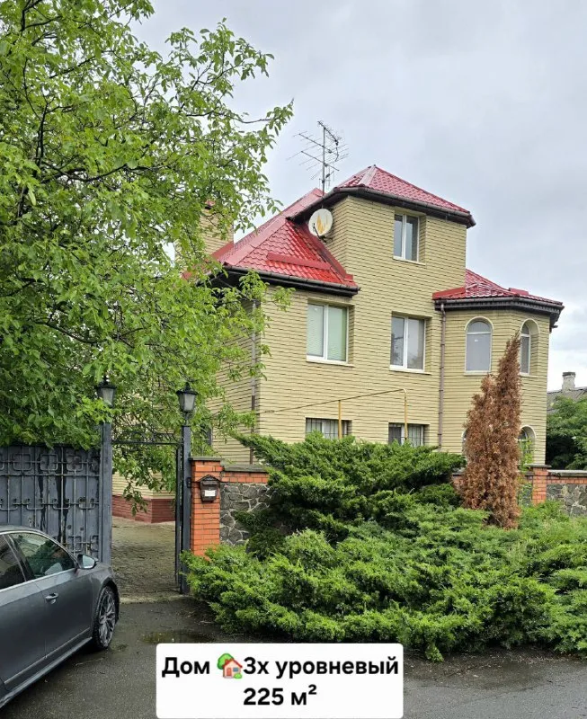 Продаю два 🏡дома= 225м² и 75м², ☝️"премиум" сегмента на участке земли 9 соток!
🌇Донецк, куйбышевский район,
Ул. Краснознамённая📍
💰Цена: 14 млн. ₽ за два дома
✅Дом 225 м² в три уровня!
1 Этаж:
Холл=21 м², гостиная = 38м², кухня= 17м², котельная, щитовая, санузел.
2 Этаж:
1 Комната =18 м², 2 комната= 19.5 м², 3я комната= 35м²
3Й этаж:
Мансарда = 44 м²,
🏡Дом 75м²:
Кухня=16 м², санузел=7 м², холл= 11 м², 1 комната= 14.5, 2 я комната= 12 м², 3я комната= 9.5 м²!
✅Двор облагороженный, фемка, забор из кирпича по периметру, много зелёных насаждений, цветов! Есть место для авто, вольер для собаки, хоз постройки!
Фото 📸, соответствует!
📲☎️ +7949 451 3060, Александр топ риелтор днр! Звоните или пишите в телеграм, @toprieltordnr
Подписаться | дать объявление - фотография - 2