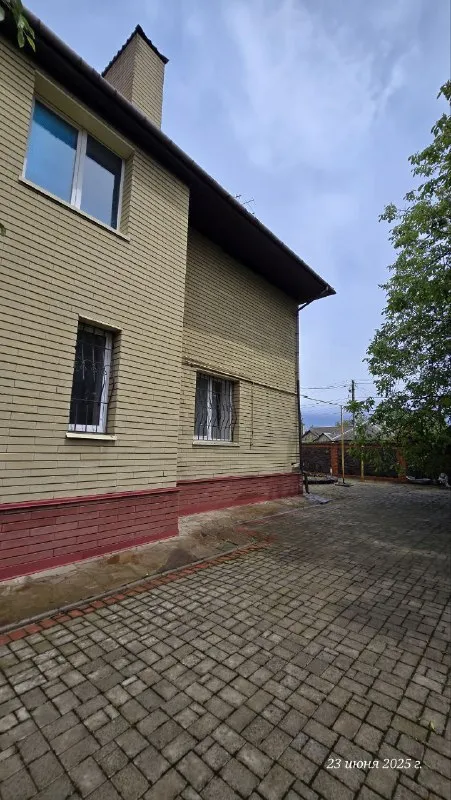 Продаю два 🏡дома= 225м² и 75м², ☝️"премиум" сегмента на участке земли 9 соток!
🌇Донецк, куйбышевский район,
Ул. Краснознамённая📍
💰Цена: 14 млн. ₽ за два дома
✅Дом 225 м² в три уровня!
1 Этаж:
Холл=21 м², гостиная = 38м², кухня= 17м², котельная, щитовая, санузел.
2 Этаж:
1 Комната =18 м², 2 комната= 19.5 м², 3я комната= 35м²
3Й этаж:
Мансарда = 44 м²,
🏡Дом 75м²:
Кухня=16 м², санузел=7 м², холл= 11 м², 1 комната= 14.5, 2 я комната= 12 м², 3я комната= 9.5 м²!
✅Двор облагороженный, фемка, забор из кирпича по периметру, много зелёных насаждений, цветов! Есть место для авто, вольер для собаки, хоз постройки!
Фото 📸, соответствует!
📲☎️ +7949 451 3060, Александр топ риелтор днр! Звоните или пишите в телеграм, @toprieltordnr
Подписаться | дать объявление - фотография - 3