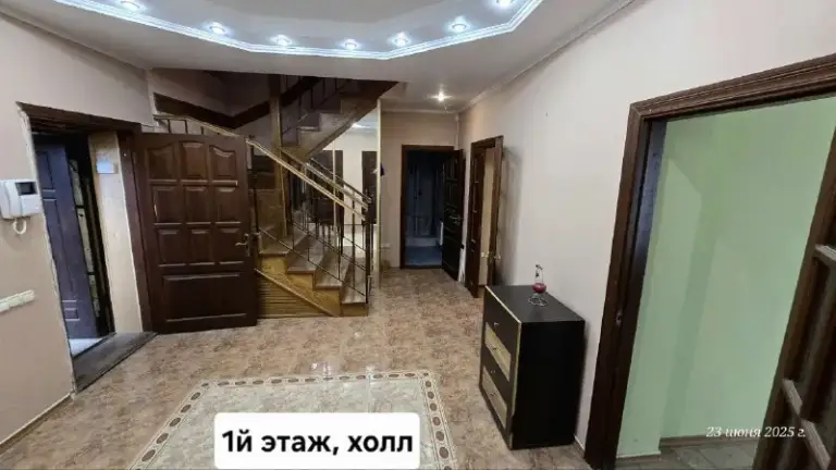 Продаю два 🏡дома= 225м² и 75м², ☝️"премиум" сегмента на участке земли 9 соток!
🌇Донецк, куйбышевский район,
Ул. Краснознамённая📍
💰Цена: 14 млн. ₽ за два дома
✅Дом 225 м² в три уровня!
1 Этаж:
Холл=21 м², гостиная = 38м², кухня= 17м², котельная, щитовая, санузел.
2 Этаж:
1 Комната =18 м², 2 комната= 19.5 м², 3я комната= 35м²
3Й этаж:
Мансарда = 44 м²,
🏡Дом 75м²:
Кухня=16 м², санузел=7 м², холл= 11 м², 1 комната= 14.5, 2 я комната= 12 м², 3я комната= 9.5 м²!
✅Двор облагороженный, фемка, забор из кирпича по периметру, много зелёных насаждений, цветов! Есть место для авто, вольер для собаки, хоз постройки!
Фото 📸, соответствует!
📲☎️ +7949 451 3060, Александр топ риелтор днр! Звоните или пишите в телеграм, @toprieltordnr
Подписаться | дать объявление - фотография - 5