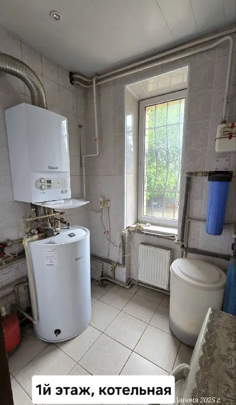 Продаю два 🏡дома= 225м² и 75м², ☝️"премиум" сегмента на участке земли 9 соток!
🌇Донецк, куйбышевский район,
Ул. Краснознамённая📍
💰Цена: 14 млн. ₽ за два дома
✅Дом 225 м² в три уровня!
1 Этаж:
Холл=21 м², гостиная = 38м², кухня= 17м², котельная, щитовая, санузел.
2 Этаж:
1 Комната =18 м², 2 комната= 19.5 м², 3я комната= 35м²
3Й этаж:
Мансарда = 44 м²,
🏡Дом 75м²:
Кухня=16 м², санузел=7 м², холл= 11 м², 1 комната= 14.5, 2 я комната= 12 м², 3я комната= 9.5 м²!
✅Двор облагороженный, фемка, забор из кирпича по периметру, много зелёных насаждений, цветов! Есть место для авто, вольер для собаки, хоз постройки!
Фото 📸, соответствует!
📲☎️ +7949 451 3060, Александр топ риелтор днр! Звоните или пишите в телеграм, @toprieltordnr
Подписаться | дать объявление - фотография - 9