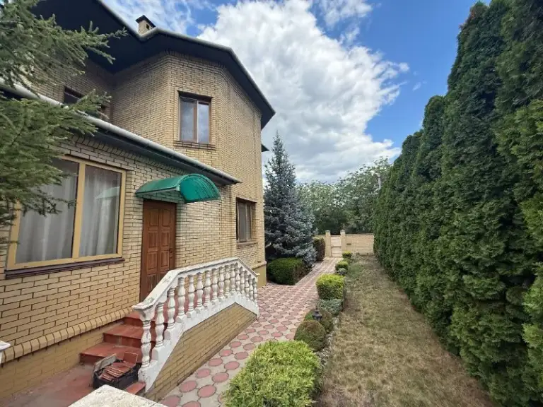 🔤🔤🔤🔤🔤🔤🔤🔤 🔤🔤🔤🔤
Продажа дома 🏡

Тихий центр - рядом отель прага - парк щербакова ‼️
Локация 🔝ул. Торецкая

Показ в любое время ключи 🔑 в агентсве ‼️
Документы готовы ‼️
📌Домашний кинотеатр, баня на дровах, гараж, теплый пол, кабинет, авто-полив растений, газовый котел !

Цена: 25.000.000
Квадратура 350
Земли 8 соток приватизираванных
Дом не требует ремонта

+79496455686 - фотография - 1