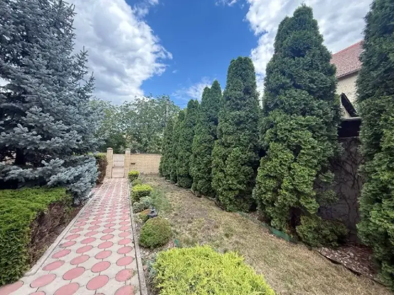 🔤🔤🔤🔤🔤🔤🔤🔤 🔤🔤🔤🔤
Продажа дома 🏡

Тихий центр - рядом отель прага - парк щербакова ‼️
Локация 🔝ул. Торецкая

Показ в любое время ключи 🔑 в агентсве ‼️
Документы готовы ‼️
📌Домашний кинотеатр, баня на дровах, гараж, теплый пол, кабинет, авто-полив растений, газовый котел !

Цена: 25.000.000
Квадратура 350
Земли 8 соток приватизираванных
Дом не требует ремонта

+79496455686 - фотография - 2