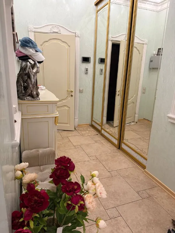 Продажа 3х комнатной квартиры 

🌇Донецк жк "замковый" в ворошиловском районе,
Роза люксембург 80📍

✅В квартире дорогой качественный ремонт
✅Общая квадратура 115кв
✅Везде в комнатах венецианское покрытие
✅Спальня и зал паркет из дуба
✅В кухне все столешницы из мрамора
❗️Джакузи, столешница в ванной из мрамора
✅Система тёплый пол по всей квартире (электрическая).
✅Сигнализация, автоматические роллеты на окна.

Документы полностью готовы к быстрой сделке, прописанных нет. 👁показ возможен в любое время

💰Цена 15 000 000 ₽ торг уместен

📲☎️+79495131300

Подписаться  |  дать объявление - фотография - 1