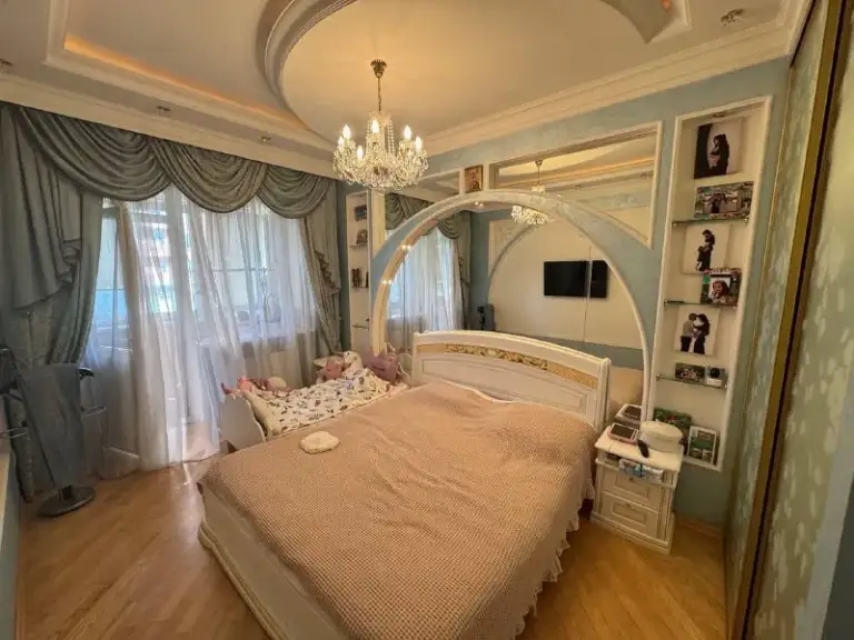Продажа 3х комнатной квартиры 

🌇Донецк жк "замковый" в ворошиловском районе,
Роза люксембург 80📍

✅В квартире дорогой качественный ремонт
✅Общая квадратура 115кв
✅Везде в комнатах венецианское покрытие
✅Спальня и зал паркет из дуба
✅В кухне все столешницы из мрамора
❗️Джакузи, столешница в ванной из мрамора
✅Система тёплый пол по всей квартире (электрическая).
✅Сигнализация, автоматические роллеты на окна.

Документы полностью готовы к быстрой сделке, прописанных нет. 👁показ возможен в любое время

💰Цена 15 000 000 ₽ торг уместен

📲☎️+79495131300

Подписаться  |  дать объявление - фотография - 2