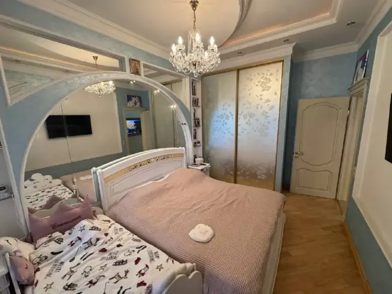 Продажа 3х комнатной квартиры 

🌇Донецк жк "замковый" в ворошиловском районе,
Роза люксембург 80📍

✅В квартире дорогой качественный ремонт
✅Общая квадратура 115кв
✅Везде в комнатах венецианское покрытие
✅Спальня и зал паркет из дуба
✅В кухне все столешницы из мрамора
❗️Джакузи, столешница в ванной из мрамора
✅Система тёплый пол по всей квартире (электрическая).
✅Сигнализация, автоматические роллеты на окна.

Документы полностью готовы к быстрой сделке, прописанных нет. 👁показ возможен в любое время

💰Цена 15 000 000 ₽ торг уместен

📲☎️+79495131300

Подписаться  |  дать объявление - фотография - 3