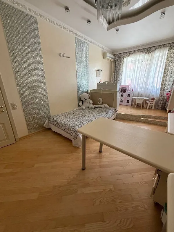 Продажа 3х комнатной квартиры 

🌇Донецк жк "замковый" в ворошиловском районе,
Роза люксембург 80📍

✅В квартире дорогой качественный ремонт
✅Общая квадратура 115кв
✅Везде в комнатах венецианское покрытие
✅Спальня и зал паркет из дуба
✅В кухне все столешницы из мрамора
❗️Джакузи, столешница в ванной из мрамора
✅Система тёплый пол по всей квартире (электрическая).
✅Сигнализация, автоматические роллеты на окна.

Документы полностью готовы к быстрой сделке, прописанных нет. 👁показ возможен в любое время

💰Цена 15 000 000 ₽ торг уместен

📲☎️+79495131300

Подписаться  |  дать объявление - фотография - 5