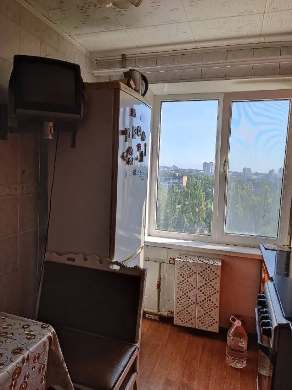 ‼️Аренда ! Пр. Ленинский‼️
Сдается 2х комнатная уютная квартира, комната раздельные. Этажность 7/9ти. Дом кооперативный, в шаговой доступности школа, остановки транспортные, храм, магазины.
Вода по графику доходит.
Новый пластиковый балкон.
Цена 28,000р + коммунальные!
Без животных и маленьких детей!
+79493268382 Виктория ан - фотография - 5
