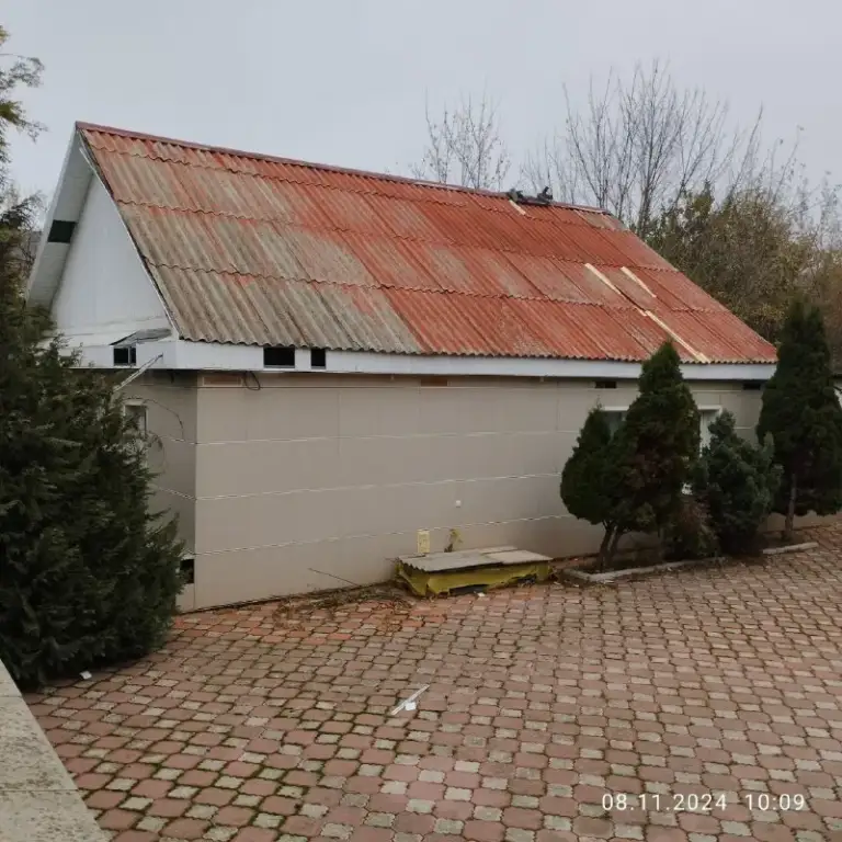 Продам 2х комн дом (58м. Кв. ) на элитной улице с прекрасным месторасположением (выезд на ул. Артема), ориентир радио рынок маяк/20-я гор. Больница, рядом водоем. В доме две комнаты, просторная гостиная, удобства. Достойный ремонт (на полу ламинат). Электро. Отопление (электро-котел). Центральная канализация. Двор выложен плиткой фэм. Участок 9 соток. Цена 4 000 000 руб. (без торга). Ан анна +7 949 470 04 83 (феникс), +7 949 796 89 69 (миранда). - фотография - 1