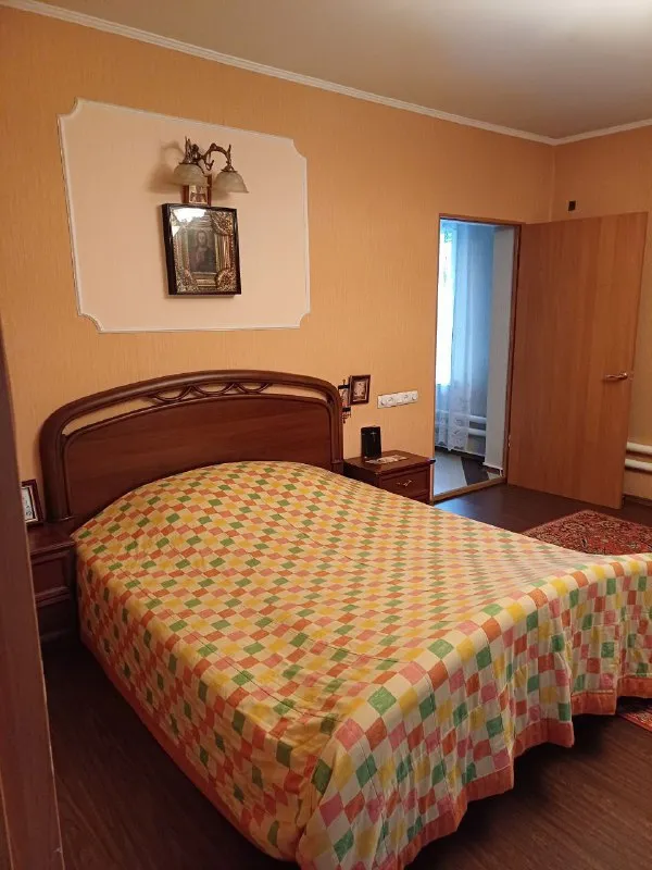 Продам 2х комн дом (58м. Кв. ) на элитной улице с прекрасным месторасположением (выезд на ул. Артема), ориентир радио рынок маяк/20-я гор. Больница, рядом водоем. В доме две комнаты, просторная гостиная, удобства. Достойный ремонт (на полу ламинат). Электро. Отопление (электро-котел). Центральная канализация. Двор выложен плиткой фэм. Участок 9 соток. Цена 4 000 000 руб. (без торга). Ан анна +7 949 470 04 83 (феникс), +7 949 796 89 69 (миранда). - фотография - 3