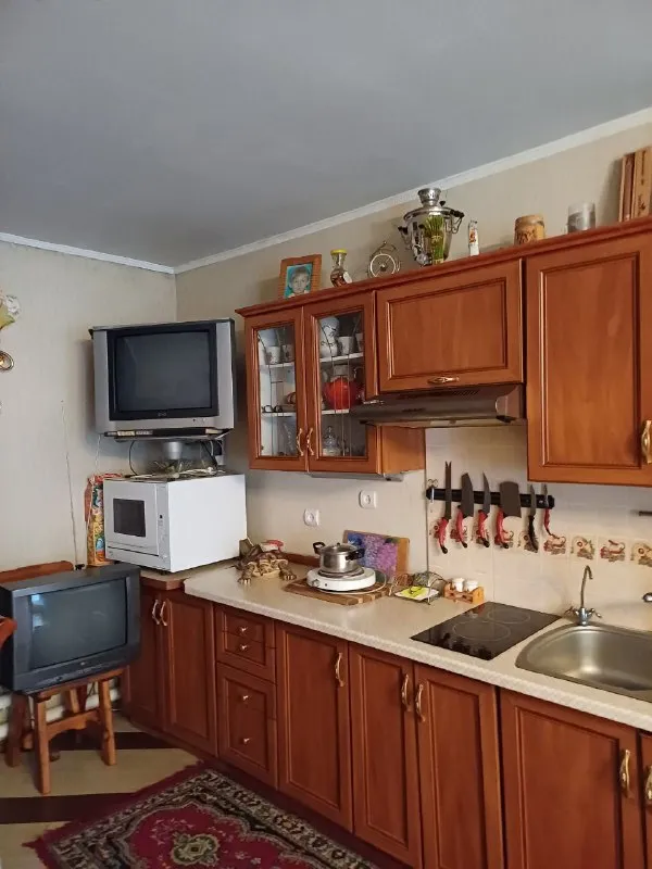 Продам 2х комн дом (58м. Кв. ) на элитной улице с прекрасным месторасположением (выезд на ул. Артема), ориентир радио рынок маяк/20-я гор. Больница, рядом водоем. В доме две комнаты, просторная гостиная, удобства. Достойный ремонт (на полу ламинат). Электро. Отопление (электро-котел). Центральная канализация. Двор выложен плиткой фэм. Участок 9 соток. Цена 4 000 000 руб. (без торга). Ан анна +7 949 470 04 83 (феникс), +7 949 796 89 69 (миранда). - фотография - 6