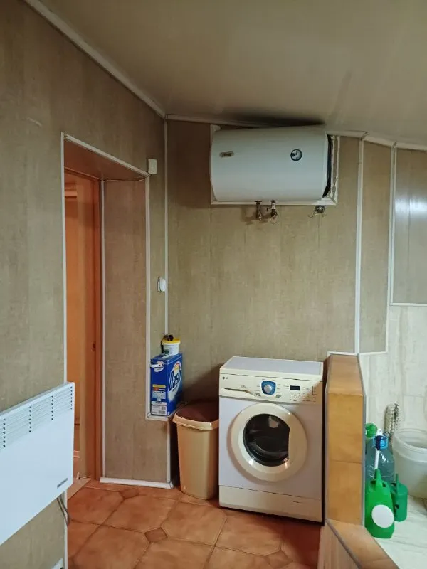 Продам 2х комн дом (58м. Кв. ) на элитной улице с прекрасным месторасположением (выезд на ул. Артема), ориентир радио рынок маяк/20-я гор. Больница, рядом водоем. В доме две комнаты, просторная гостиная, удобства. Достойный ремонт (на полу ламинат). Электро. Отопление (электро-котел). Центральная канализация. Двор выложен плиткой фэм. Участок 9 соток. Цена 4 000 000 руб. (без торга). Ан анна +7 949 470 04 83 (феникс), +7 949 796 89 69 (миранда). - фотография - 7