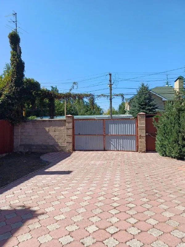 Продам 2х комн дом (58м. Кв. ) на элитной улице с прекрасным месторасположением (выезд на ул. Артема), ориентир радио рынок маяк/20-я гор. Больница, рядом водоем. В доме две комнаты, просторная гостиная, удобства. Достойный ремонт (на полу ламинат). Электро. Отопление (электро-котел). Центральная канализация. Двор выложен плиткой фэм. Участок 9 соток. Цена 4 000 000 руб. (без торга). Ан анна +7 949 470 04 83 (феникс), +7 949 796 89 69 (миранда). - фотография - 9