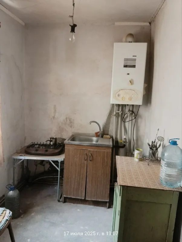 Продам 2х комн. Дом, 48м. Кв. (комнаты раздельные) на красном пахаре с газовым отоплением и удобствами. Окна пластиковые. Жилое состояние. Крыша в хорошем состоянии. Участок узкий – 4 сотки. Ориентир – ул. Правды. Цена 1 400 000руб. Ан анна +7 949 470 04 83 (феникс), +7 949 796 89 69 (миранда). - фотография - 7