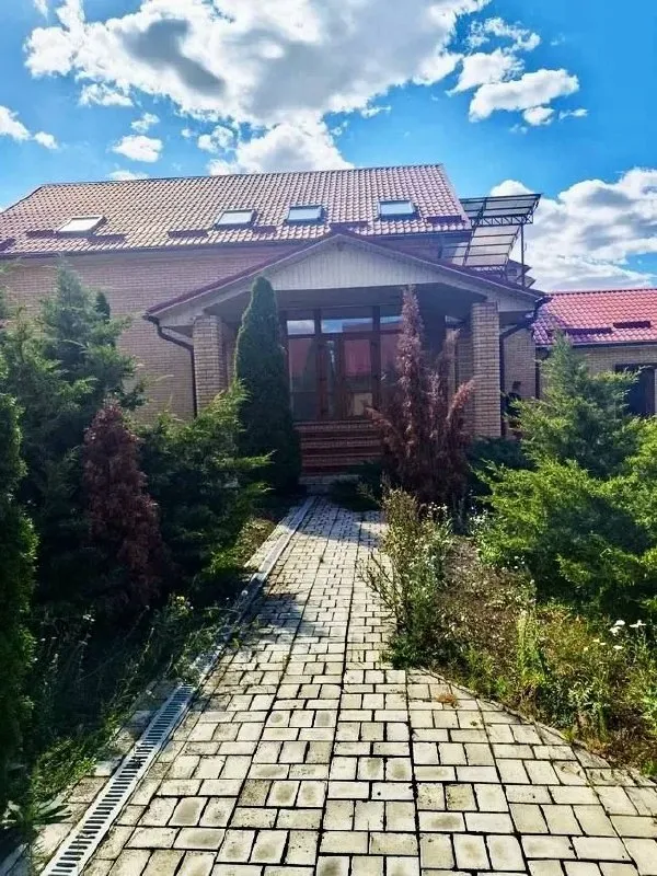 ‼️🏠‼️ Продажа шикарного загородного 2-уровневого дома + гостевой дом + сауна/бассейн + гараж в 20 км. От центра
🗺Г. Донецк днр, с. Красное,
Г. О. Докучаевск‼️🏠‼️
✅Продам дом, общей s-306 м2., расположен на земельном участке 45 соток ( участок приватизирован) с ландшафтным дизайном и зоной барбекю
‼️Гостевой дом общей s-98 м2
‼️Три гаражных бокса и отдельное помещение с установленной системой подачи воды: 3 накопительных бака. .. >✅отопление и подогрев воды в каждом доме осуществляется газовыми котлами.
✅В случае отсутствия электроэнергия дом получает питание от 40 киловаттного дизельного генератора работающего на полной автоматике. ‼️
✅Три скважины, на участке установлена капельная система полива
🧾Документы готовы
Больше фото по запросу
💴Цена : 30🍋000 000 ₽
📲☎️+79494194208
📨Подписаться - фотография - 1