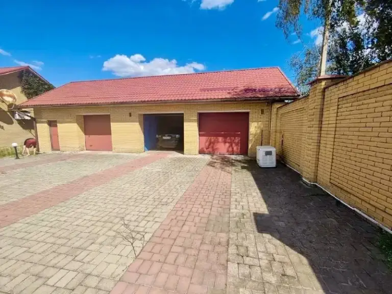 ‼️🏠‼️ Продажа шикарного загородного 2-уровневого дома + гостевой дом + сауна/бассейн + гараж в 20 км. От центра
🗺Г. Донецк днр, с. Красное,
Г. О. Докучаевск‼️🏠‼️
✅Продам дом, общей s-306 м2., расположен на земельном участке 45 соток ( участок приватизирован) с ландшафтным дизайном и зоной барбекю
‼️Гостевой дом общей s-98 м2
‼️Три гаражных бокса и отдельное помещение с установленной системой подачи воды: 3 накопительных бака. .. >✅отопление и подогрев воды в каждом доме осуществляется газовыми котлами.
✅В случае отсутствия электроэнергия дом получает питание от 40 киловаттного дизельного генератора работающего на полной автоматике. ‼️
✅Три скважины, на участке установлена капельная система полива
🧾Документы готовы
Больше фото по запросу
💴Цена : 30🍋000 000 ₽
📲☎️+79494194208
📨Подписаться - фотография - 3