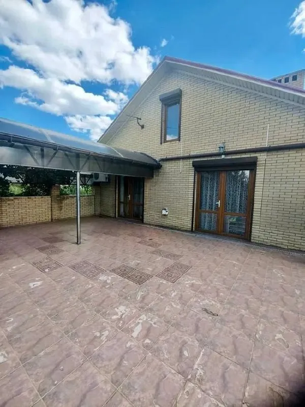 ‼️🏠‼️ Продажа шикарного загородного 2-уровневого дома + гостевой дом + сауна/бассейн + гараж в 20 км. От центра
🗺Г. Донецк днр, с. Красное,
Г. О. Докучаевск‼️🏠‼️
✅Продам дом, общей s-306 м2., расположен на земельном участке 45 соток ( участок приватизирован) с ландшафтным дизайном и зоной барбекю
‼️Гостевой дом общей s-98 м2
‼️Три гаражных бокса и отдельное помещение с установленной системой подачи воды: 3 накопительных бака. .. >✅отопление и подогрев воды в каждом доме осуществляется газовыми котлами.
✅В случае отсутствия электроэнергия дом получает питание от 40 киловаттного дизельного генератора работающего на полной автоматике. ‼️
✅Три скважины, на участке установлена капельная система полива
🧾Документы готовы
Больше фото по запросу
💴Цена : 30🍋000 000 ₽
📲☎️+79494194208
📨Подписаться - фотография - 4