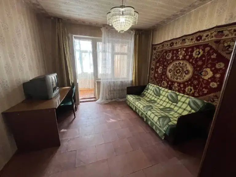 Лучшее предложение исходя из расположения / планировки / площади.

Продам 3-комнатную квартиру в самом центре города, 50-летия ссср / комсомольский. 1/9 этаж
Собственник!

Очень просторная квартира с интересной планировкой и видом на обе стороны дома.
Все коммуникации исправны (вода по расписанию, как у всех).
Имеется лоджия, 2 балкона, кладовка.

Вся мебель и техника на фото остаются в квартире.
Можно приобрести под сдачу - полностью пригодна к проживанию.

Очень хорошая инфраструктура: рядом магазины, детские сады, школа, спортивные площадки, аптеки, центральная площадь города, рестораны.

Никаких обременений, никто не прописан, документы рф готовы к сделке.
Торг при осмотре.

6700К₽
+7 949 9867756 - фотография - 10