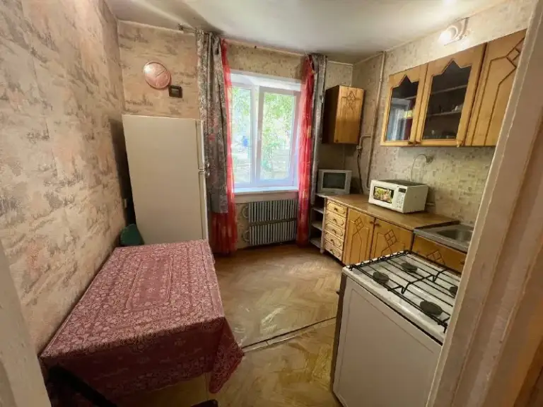 Лучшее предложение исходя из расположения / планировки / площади.

Продам 3-комнатную квартиру в самом центре города, 50-летия ссср / комсомольский. 1/9 этаж
Собственник!

Очень просторная квартира с интересной планировкой и видом на обе стороны дома.
Все коммуникации исправны (вода по расписанию, как у всех).
Имеется лоджия, 2 балкона, кладовка.

Вся мебель и техника на фото остаются в квартире.
Можно приобрести под сдачу - полностью пригодна к проживанию.

Очень хорошая инфраструктура: рядом магазины, детские сады, школа, спортивные площадки, аптеки, центральная площадь города, рестораны.

Никаких обременений, никто не прописан, документы рф готовы к сделке.
Торг при осмотре.

6700К₽
+7 949 9867756 - фотография - 2
