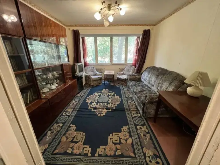 Лучшее предложение исходя из расположения / планировки / площади.

Продам 3-комнатную квартиру в самом центре города, 50-летия ссср / комсомольский. 1/9 этаж
Собственник!

Очень просторная квартира с интересной планировкой и видом на обе стороны дома.
Все коммуникации исправны (вода по расписанию, как у всех).
Имеется лоджия, 2 балкона, кладовка.

Вся мебель и техника на фото остаются в квартире.
Можно приобрести под сдачу - полностью пригодна к проживанию.

Очень хорошая инфраструктура: рядом магазины, детские сады, школа, спортивные площадки, аптеки, центральная площадь города, рестораны.

Никаких обременений, никто не прописан, документы рф готовы к сделке.
Торг при осмотре.

6700К₽
+7 949 9867756 - фотография - 3