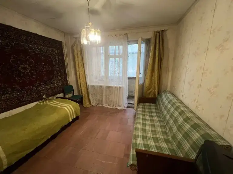 Лучшее предложение исходя из расположения / планировки / площади.

Продам 3-комнатную квартиру в самом центре города, 50-летия ссср / комсомольский. 1/9 этаж
Собственник!

Очень просторная квартира с интересной планировкой и видом на обе стороны дома.
Все коммуникации исправны (вода по расписанию, как у всех).
Имеется лоджия, 2 балкона, кладовка.

Вся мебель и техника на фото остаются в квартире.
Можно приобрести под сдачу - полностью пригодна к проживанию.

Очень хорошая инфраструктура: рядом магазины, детские сады, школа, спортивные площадки, аптеки, центральная площадь города, рестораны.

Никаких обременений, никто не прописан, документы рф готовы к сделке.
Торг при осмотре.

6700К₽
+7 949 9867756 - фотография - 5