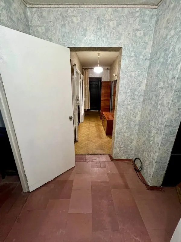 Лучшее предложение исходя из расположения / планировки / площади.

Продам 3-комнатную квартиру в самом центре города, 50-летия ссср / комсомольский. 1/9 этаж
Собственник!

Очень просторная квартира с интересной планировкой и видом на обе стороны дома.
Все коммуникации исправны (вода по расписанию, как у всех).
Имеется лоджия, 2 балкона, кладовка.

Вся мебель и техника на фото остаются в квартире.
Можно приобрести под сдачу - полностью пригодна к проживанию.

Очень хорошая инфраструктура: рядом магазины, детские сады, школа, спортивные площадки, аптеки, центральная площадь города, рестораны.

Никаких обременений, никто не прописан, документы рф готовы к сделке.
Торг при осмотре.

6700К₽
+7 949 9867756 - фотография - 7