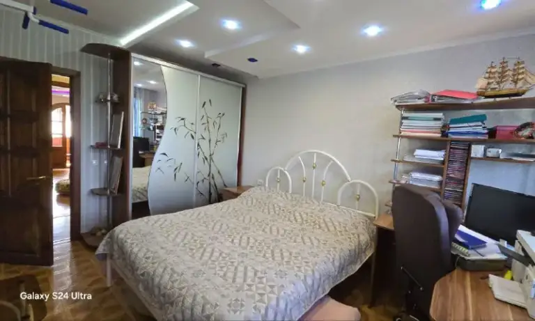 Продам трехкомнатную квартиру

🌇Донецк, ул. Петровского, 126а (центр текстильщика, ориентиры: пту №22, налоговая, автомойка "леманс"). 📍

✅Друзья, если вы ищете квартиру с дорогим и качественным ремонтом — это именно то, что вам нужно!

✨ Свежий ремонт 2022 года с использованием премиальных материалов:
✔ Натуральный мрамор в санузле
✔ Деревянные окна (столярка)
✔ Межкомнатные двери из массива
✔ Натяжные потолки
✔ Кафель на кухне. .. >новый холодильник, кондиционер
Посудомоечная машина
Качественная мебель (почти вся остаётся!).

🏙 Развитая инфраструктура!
Рядом с домом:
✔ Остановка, магазины, аптека
Автомойка, рынок, детский сад, школа

💰 Цена: 7 млн руб. + торг!

📲☎️+7949 451 3060 (Александр, топ-риелтор днр)
📩 Telegram — если не дозвонились из-за связи.

Подписаться | дать объявление - фотография - 4