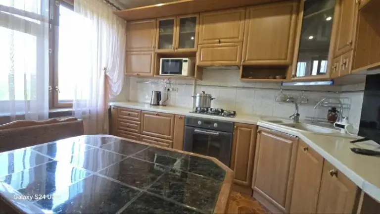 Продам трехкомнатную квартиру

🌇Донецк, ул. Петровского, 126а (центр текстильщика, ориентиры: пту №22, налоговая, автомойка "леманс"). 📍

✅Друзья, если вы ищете квартиру с дорогим и качественным ремонтом — это именно то, что вам нужно!

✨ Свежий ремонт 2022 года с использованием премиальных материалов:
✔ Натуральный мрамор в санузле
✔ Деревянные окна (столярка)
✔ Межкомнатные двери из массива
✔ Натяжные потолки
✔ Кафель на кухне. .. >новый холодильник, кондиционер
Посудомоечная машина
Качественная мебель (почти вся остаётся!).

🏙 Развитая инфраструктура!
Рядом с домом:
✔ Остановка, магазины, аптека
Автомойка, рынок, детский сад, школа

💰 Цена: 7 млн руб. + торг!

📲☎️+7949 451 3060 (Александр, топ-риелтор днр)
📩 Telegram — если не дозвонились из-за связи.

Подписаться | дать объявление - фотография - 6
