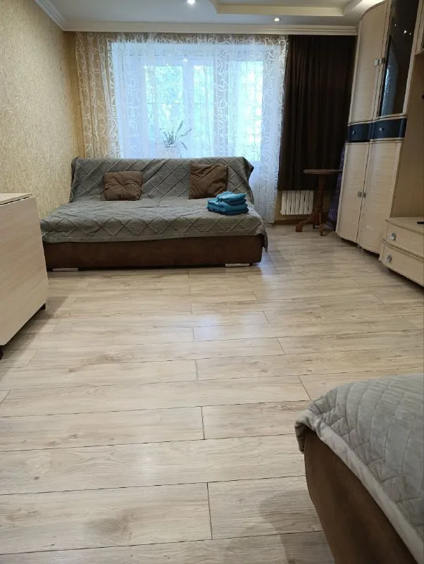 Посуточно 1-комнатная квартира

🌇Донецк, пролетарский район, улица раздольная📍

✅Уютная квартира для вашего комфортного проживания.
✅Чистота и безопасность - тщательная уборка и дезинфекция после каждого гостя.
✅Полная комплектация - wi-fi, телевизор, фен, утюг, стиральная машина, тапочки, средства гигиены, чистые полотенца и постельное белье.
❄Есть кондиционер
💦 🚿 Вода холодная и горячая 24/7.
👍Удобная лоджия для курения.
🚫 Квартира не сдается для вечеринок и шумных компаний.

⏰Заезд в 13.30. Выезд 12.00.
💰Стоимость 5000 руб/сутки + залог 5000 ₽

📲☎️+79498479831 Ирина

Подписаться  |  дать объявление - фотография - 3