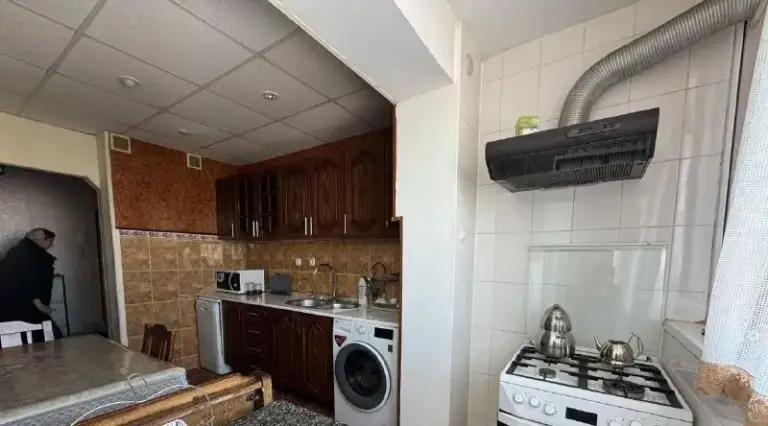 Сдается 3-комнатная квартира на длительный срок в кировском районе по ул. Кирова. Хорошая транспортная развязка, рядом остановки общественного транспорта, школа, магазины, аптеки. Окна выходят во двор. В квартире есть вся необходимая мебель и техника для проживания. Сделан ремонт. Все готово для проживания - заселяйся и живи. Есть кондиционер, микроволновая печь, холодильник, стиральная машина, телевизор, диван, двуспальная кровать и многое другое. Вода подается круглосуточно, установлен бойлер. Интернет проведен.
Цена аренды 27000р. (к/у входят в стоимость)
Тел: +79494544871 - фотография - 2