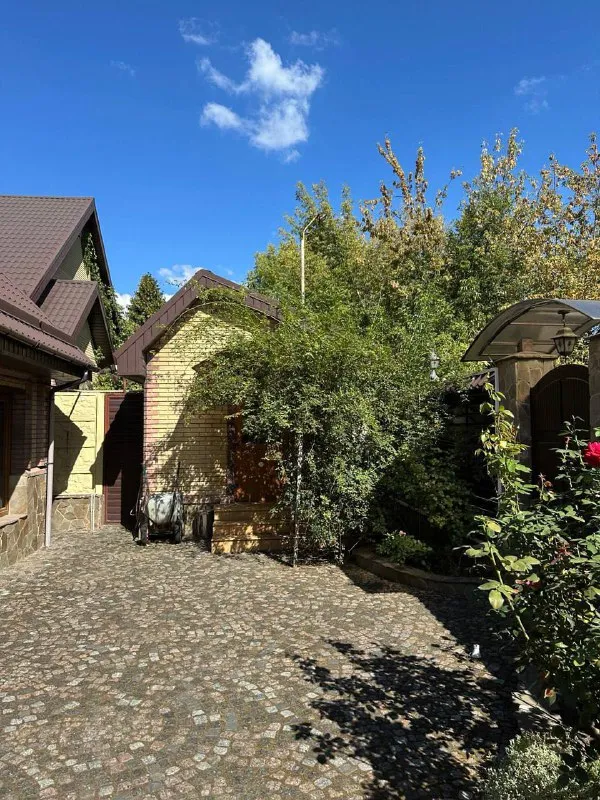 Продажа частного 🏡 дома
🌇Донецк, ориентир донецк - сити (улица часов ярская)📍
✅285 М² с 7 сотками приватизированной земли и ландшафтным дизайном.
✅Дом состоит из двух уровней, подвала и зимнего сада.
✅В подвале расположены комнаты из постирочной, котельной, кладовой, гардеробной и комнатой отдыха
✅Центральная канализация, газ и емкости для воды (1,5 тонны)
✅Идеальное место для комфортной жизни и семейного отдыха, где каждая деталь продумана для вашего удобства
🌎 Дом расположен в тихом и развитом районе, с удобной транспортной доступностью и всей необходимой инфраструктурой поблизости.
💰Цена 30 000 000 ₽
📲☎️+79497059697 Ан новый донбасс
Подписаться | дать объявление - фотография - 1