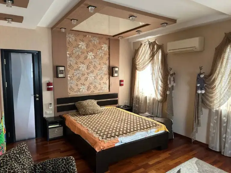 Продажа частного 🏡 дома
🌇Донецк, ориентир донецк - сити (улица часов ярская)📍
✅285 М² с 7 сотками приватизированной земли и ландшафтным дизайном.
✅Дом состоит из двух уровней, подвала и зимнего сада.
✅В подвале расположены комнаты из постирочной, котельной, кладовой, гардеробной и комнатой отдыха
✅Центральная канализация, газ и емкости для воды (1,5 тонны)
✅Идеальное место для комфортной жизни и семейного отдыха, где каждая деталь продумана для вашего удобства
🌎 Дом расположен в тихом и развитом районе, с удобной транспортной доступностью и всей необходимой инфраструктурой поблизости.
💰Цена 30 000 000 ₽
📲☎️+79497059697 Ан новый донбасс
Подписаться | дать объявление - фотография - 3