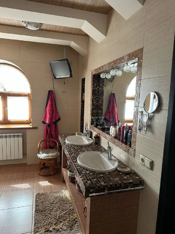 Продажа частного 🏡 дома
🌇Донецк, ориентир донецк - сити (улица часов ярская)📍
✅285 М² с 7 сотками приватизированной земли и ландшафтным дизайном.
✅Дом состоит из двух уровней, подвала и зимнего сада.
✅В подвале расположены комнаты из постирочной, котельной, кладовой, гардеробной и комнатой отдыха
✅Центральная канализация, газ и емкости для воды (1,5 тонны)
✅Идеальное место для комфортной жизни и семейного отдыха, где каждая деталь продумана для вашего удобства
🌎 Дом расположен в тихом и развитом районе, с удобной транспортной доступностью и всей необходимой инфраструктурой поблизости.
💰Цена 30 000 000 ₽
📲☎️+79497059697 Ан новый донбасс
Подписаться | дать объявление - фотография - 9
