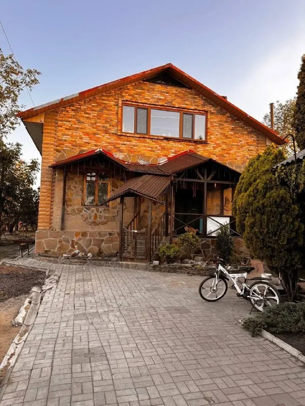 ‼️Продажа дома‼️

🏡Продажа жилого дома
🗺Г. Донецк днр, пролетарский р-н, ул. Коцюбинского, в 5 мин до объездной и 20 мин. До центра, дорога асфальтирована

🏡Продам двухуровневый дом 2012 года постройки;
- Дом возведён из ракушечника;
- Общая площадь - 200 м2.;
- 12/100 Приватизированного земельного участка;
- 1 Этаж - спальня (16 м2), кухня (20 м2), огромная гостиная, большой холл и санузел;
- 2 Этаж - первая спальня (27 м2), вторая спальня (36 м2), санузел, гардеробная, бойлерная;
- Двор обложен фэм-плиткой;
- На территории двора: большой гараж на две машины, большая беседка, летний душ, уборная, вольер, хоз. Постройки;
- Накопительный бак;
- Канализация - 2 септика;
- Отопление - современный твердотопливный котёл, с электронной системой управления;
- Чистый воздух, в 800 м. Три водоёма - пляж, рыбалка, тихое и спокойное место;
- Рядом магазин, школа (детей забирает и привозит школьный автобус);
- Зимой дороги чистятся всегда (рядом предприятие с сельхозтехникой);
🧾Документы рф готовы к сделке
🔥Собственник

💴Цена: 10🍋500.000 рублей
Торг уместен‼️
☎️+7(949) 358-29-78
☎️+7(949) 348-55-42

Недвижимость днр - фотография - 1