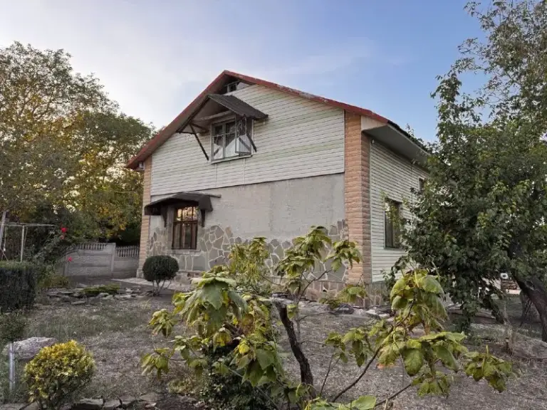 ‼️Продажа дома‼️

🏡Продажа жилого дома
🗺Г. Донецк днр, пролетарский р-н, ул. Коцюбинского, в 5 мин до объездной и 20 мин. До центра, дорога асфальтирована

🏡Продам двухуровневый дом 2012 года постройки;
- Дом возведён из ракушечника;
- Общая площадь - 200 м2.;
- 12/100 Приватизированного земельного участка;
- 1 Этаж - спальня (16 м2), кухня (20 м2), огромная гостиная, большой холл и санузел;
- 2 Этаж - первая спальня (27 м2), вторая спальня (36 м2), санузел, гардеробная, бойлерная;
- Двор обложен фэм-плиткой;
- На территории двора: большой гараж на две машины, большая беседка, летний душ, уборная, вольер, хоз. Постройки;
- Накопительный бак;
- Канализация - 2 септика;
- Отопление - современный твердотопливный котёл, с электронной системой управления;
- Чистый воздух, в 800 м. Три водоёма - пляж, рыбалка, тихое и спокойное место;
- Рядом магазин, школа (детей забирает и привозит школьный автобус);
- Зимой дороги чистятся всегда (рядом предприятие с сельхозтехникой);
🧾Документы рф готовы к сделке
🔥Собственник

💴Цена: 10🍋500.000 рублей
Торг уместен‼️
☎️+7(949) 358-29-78
☎️+7(949) 348-55-42

Недвижимость днр - фотография - 2