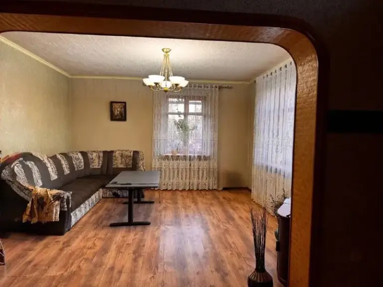‼️Продажа дома‼️

🏡Продажа жилого дома
🗺Г. Донецк днр, пролетарский р-н, ул. Коцюбинского, в 5 мин до объездной и 20 мин. До центра, дорога асфальтирована

🏡Продам двухуровневый дом 2012 года постройки;
- Дом возведён из ракушечника;
- Общая площадь - 200 м2.;
- 12/100 Приватизированного земельного участка;
- 1 Этаж - спальня (16 м2), кухня (20 м2), огромная гостиная, большой холл и санузел;
- 2 Этаж - первая спальня (27 м2), вторая спальня (36 м2), санузел, гардеробная, бойлерная;
- Двор обложен фэм-плиткой;
- На территории двора: большой гараж на две машины, большая беседка, летний душ, уборная, вольер, хоз. Постройки;
- Накопительный бак;
- Канализация - 2 септика;
- Отопление - современный твердотопливный котёл, с электронной системой управления;
- Чистый воздух, в 800 м. Три водоёма - пляж, рыбалка, тихое и спокойное место;
- Рядом магазин, школа (детей забирает и привозит школьный автобус);
- Зимой дороги чистятся всегда (рядом предприятие с сельхозтехникой);
🧾Документы рф готовы к сделке
🔥Собственник

💴Цена: 10🍋500.000 рублей
Торг уместен‼️
☎️+7(949) 358-29-78
☎️+7(949) 348-55-42

Недвижимость днр - фотография - 5