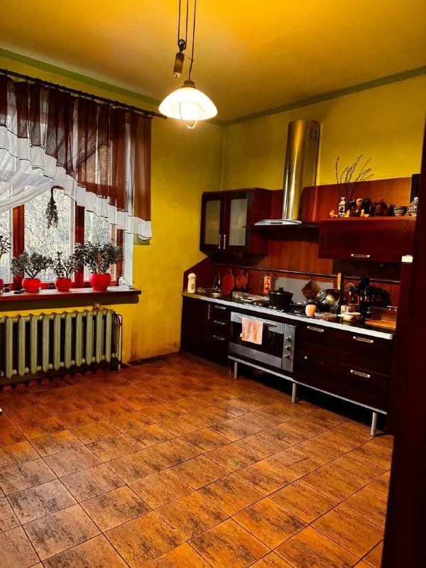 ‼️Продажа дома‼️

🏡Продажа жилого дома
🗺Г. Донецк днр, пролетарский р-н, ул. Коцюбинского, в 5 мин до объездной и 20 мин. До центра, дорога асфальтирована

🏡Продам двухуровневый дом 2012 года постройки;
- Дом возведён из ракушечника;
- Общая площадь - 200 м2.;
- 12/100 Приватизированного земельного участка;
- 1 Этаж - спальня (16 м2), кухня (20 м2), огромная гостиная, большой холл и санузел;
- 2 Этаж - первая спальня (27 м2), вторая спальня (36 м2), санузел, гардеробная, бойлерная;
- Двор обложен фэм-плиткой;
- На территории двора: большой гараж на две машины, большая беседка, летний душ, уборная, вольер, хоз. Постройки;
- Накопительный бак;
- Канализация - 2 септика;
- Отопление - современный твердотопливный котёл, с электронной системой управления;
- Чистый воздух, в 800 м. Три водоёма - пляж, рыбалка, тихое и спокойное место;
- Рядом магазин, школа (детей забирает и привозит школьный автобус);
- Зимой дороги чистятся всегда (рядом предприятие с сельхозтехникой);
🧾Документы рф готовы к сделке
🔥Собственник

💴Цена: 10🍋500.000 рублей
Торг уместен‼️
☎️+7(949) 358-29-78
☎️+7(949) 348-55-42

Недвижимость днр - фотография - 7