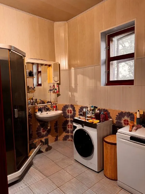 ‼️Продажа дома‼️

🏡Продажа жилого дома
🗺Г. Донецк днр, пролетарский р-н, ул. Коцюбинского, в 5 мин до объездной и 20 мин. До центра, дорога асфальтирована

🏡Продам двухуровневый дом 2012 года постройки;
- Дом возведён из ракушечника;
- Общая площадь - 200 м2.;
- 12/100 Приватизированного земельного участка;
- 1 Этаж - спальня (16 м2), кухня (20 м2), огромная гостиная, большой холл и санузел;
- 2 Этаж - первая спальня (27 м2), вторая спальня (36 м2), санузел, гардеробная, бойлерная;
- Двор обложен фэм-плиткой;
- На территории двора: большой гараж на две машины, большая беседка, летний душ, уборная, вольер, хоз. Постройки;
- Накопительный бак;
- Канализация - 2 септика;
- Отопление - современный твердотопливный котёл, с электронной системой управления;
- Чистый воздух, в 800 м. Три водоёма - пляж, рыбалка, тихое и спокойное место;
- Рядом магазин, школа (детей забирает и привозит школьный автобус);
- Зимой дороги чистятся всегда (рядом предприятие с сельхозтехникой);
🧾Документы рф готовы к сделке
🔥Собственник

💴Цена: 10🍋500.000 рублей
Торг уместен‼️
☎️+7(949) 358-29-78
☎️+7(949) 348-55-42

Недвижимость днр - фотография - 8