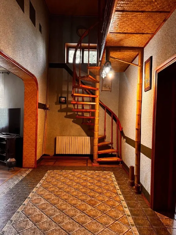 ‼️Продажа дома‼️

🏡Продажа жилого дома
🗺Г. Донецк днр, пролетарский р-н, ул. Коцюбинского, в 5 мин до объездной и 20 мин. До центра, дорога асфальтирована

🏡Продам двухуровневый дом 2012 года постройки;
- Дом возведён из ракушечника;
- Общая площадь - 200 м2.;
- 12/100 Приватизированного земельного участка;
- 1 Этаж - спальня (16 м2), кухня (20 м2), огромная гостиная, большой холл и санузел;
- 2 Этаж - первая спальня (27 м2), вторая спальня (36 м2), санузел, гардеробная, бойлерная;
- Двор обложен фэм-плиткой;
- На территории двора: большой гараж на две машины, большая беседка, летний душ, уборная, вольер, хоз. Постройки;
- Накопительный бак;
- Канализация - 2 септика;
- Отопление - современный твердотопливный котёл, с электронной системой управления;
- Чистый воздух, в 800 м. Три водоёма - пляж, рыбалка, тихое и спокойное место;
- Рядом магазин, школа (детей забирает и привозит школьный автобус);
- Зимой дороги чистятся всегда (рядом предприятие с сельхозтехникой);
🧾Документы рф готовы к сделке
🔥Собственник

💴Цена: 10🍋500.000 рублей
Торг уместен‼️
☎️+7(949) 358-29-78
☎️+7(949) 348-55-42

Недвижимость днр - фотография - 9