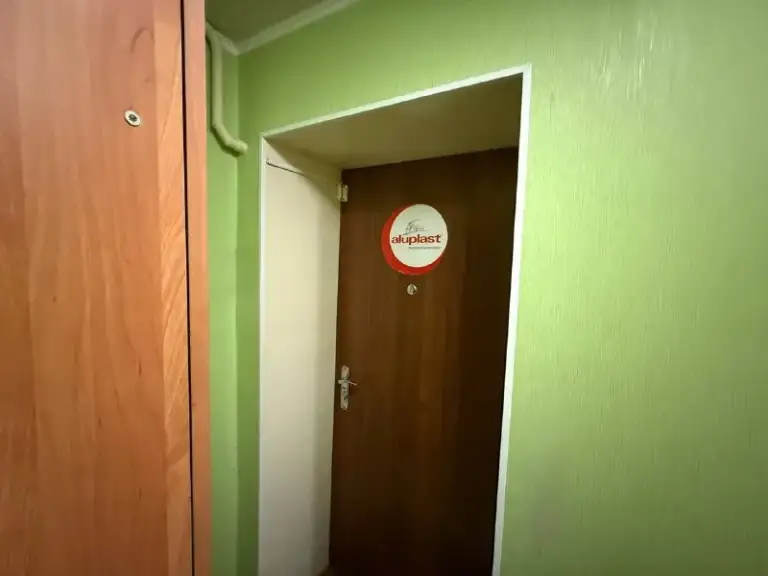 ‼️Продажа квартиры‼️

🏡Продам к. Квартиру по пр-ту ильича, макаронка
🗺Г. Донецк днр

✅Этажность–1/5жилого дома
✅Площадь–30/16/5 м2

✅Продажа с мебелью и техникой
Состояние с ремонтом
✅Квартира не угловая
Во дворе дома дет. Сад, школа 49
✅В шаговой доступности продуктовые магазины, рынок, аптека, стоматология, тц, кафе, сауна, храм
✅Отличная транспортная развязка, рядом с домом остановка общественного транспорта, ас мотель
🔥Собственник

💴Цена: 3🍋4млн. Руб.
☎️+7(949) 371-87-99
☎️+7(949) 371-87-70

Недвижимость днр - фотография - 1