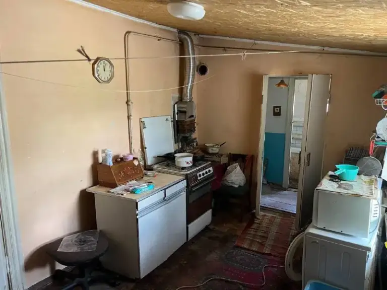 Продается 1/2 дома, ул. Калинина ☝☝☝
В куйбышевском районе.
✅ Общая площадь, 50,5 кв. М.
✅ Кухня, 12,8 кв. М.
✅ Большим плюсом является то, что все окна части дома выходят на огород.
✅ Канализация: выгребная яма. Во дворе есть небольшой участок под огород. В доме есть погреб (в кухне).
✅ Санузел и ванная в доме. Окна деревянные.
✅ Документы готовы, участок не приватизирован.
⚡Цена договорная⚡
☎ +375 29 174 58 17 (Телеграмм, нахожусь в беларуси) - фотография - 4