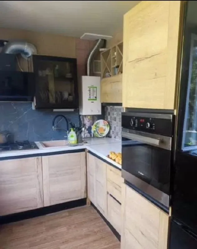 В продаже 3 к крупногабаритная квартира в приморском районе г. Таганрога, ростовской области.
Площадь 78 кв м, 3 раздельные комнаты, 4/4 кирпичного дома, "сталинка", высокие потолки, хорошее состояние, заменяны проводка и радиаторы отопления.
Отличный район с хорошо развитой инфраструктурой, рядом парк и море.
Стоимость 6,1 млн руб.
Телефон для связи 89185157332 анна. - фотография - 3